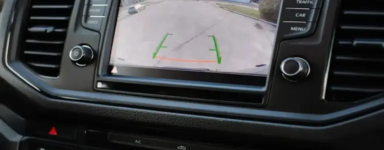 7 ventajas de un auto con cámara de retroceso en Chile