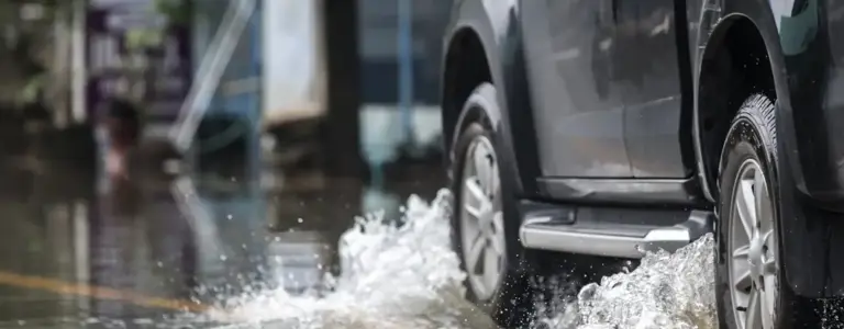 ¿Qué es aquaplaning o hidroplaneo? Aprende a evitarlo