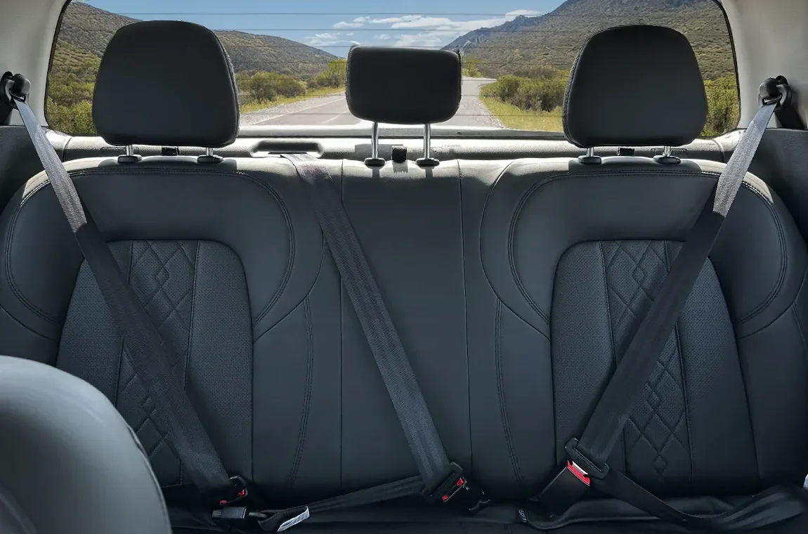 CINTURÓN DE 3 PUNTAS, APOYA CABEZAS E ISOFIX